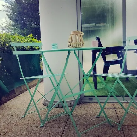 Une Belle Maison, Les Pieds Dans L'eau A * פורנישי