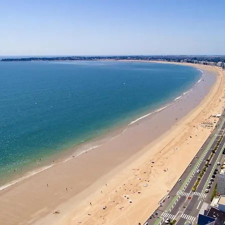 Une Belle Maison, Les Pieds Dans L'eau A פורנישי