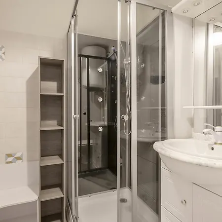 Une Belle Maison, Les Pieds Dans L'eau A