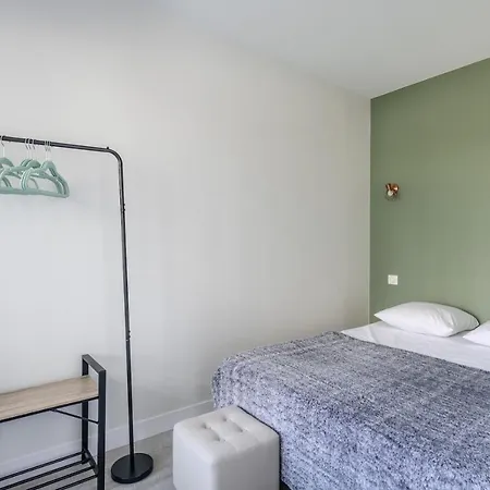 Une Belle Maison, Les Pieds Dans L'eau A פורנישי
